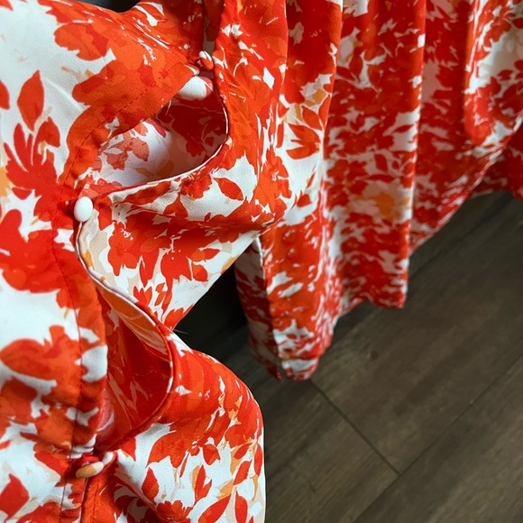 VINCE CAMUTO BEAUTIFUL COLD SHOULDER TOP - Picture 5 of 8